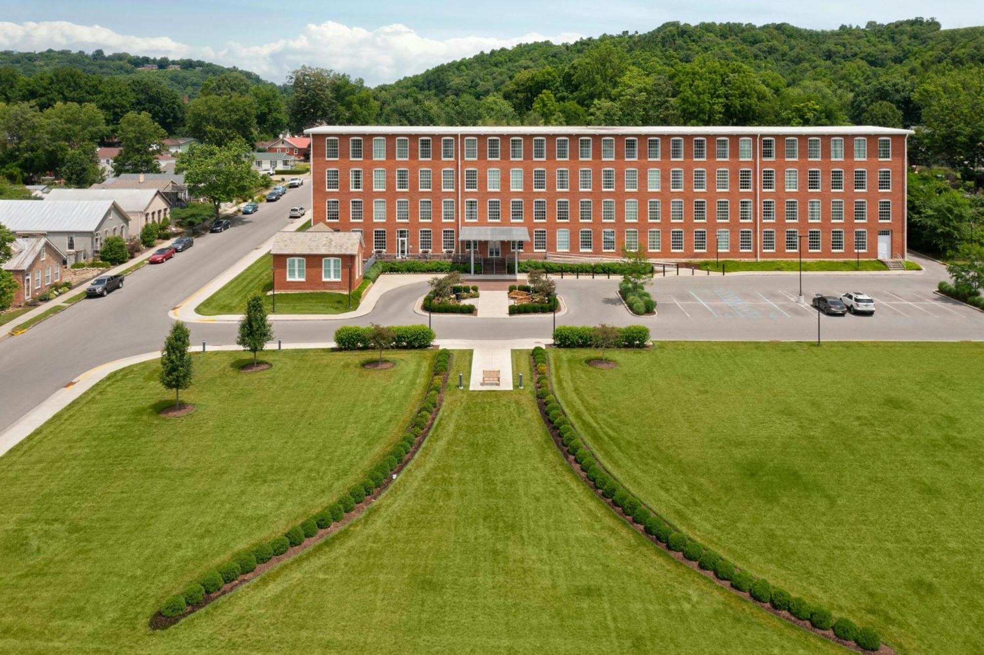 Fairfield Inn & Suites Madison Historic Eagle Cotton Mill ภายนอก รูปภาพ